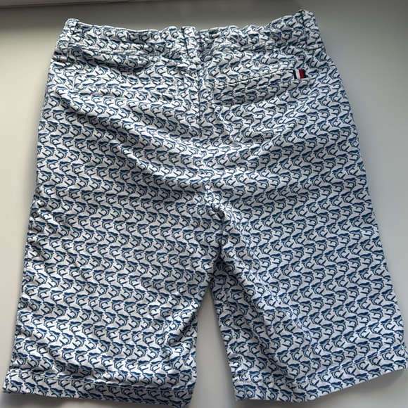 Tommy Hilfiger adaptive shorts in shark print, adjustable waist, Velcro closure - Picture 6 of 6